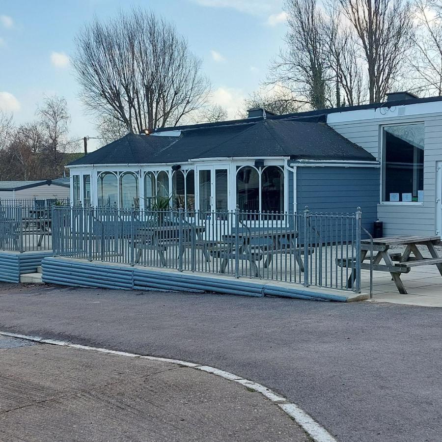 שירנס Warden Springs Caravan Park Ms16 Thornhill Road, Eastchurch,Me124Hf מראה חיצוני תמונה